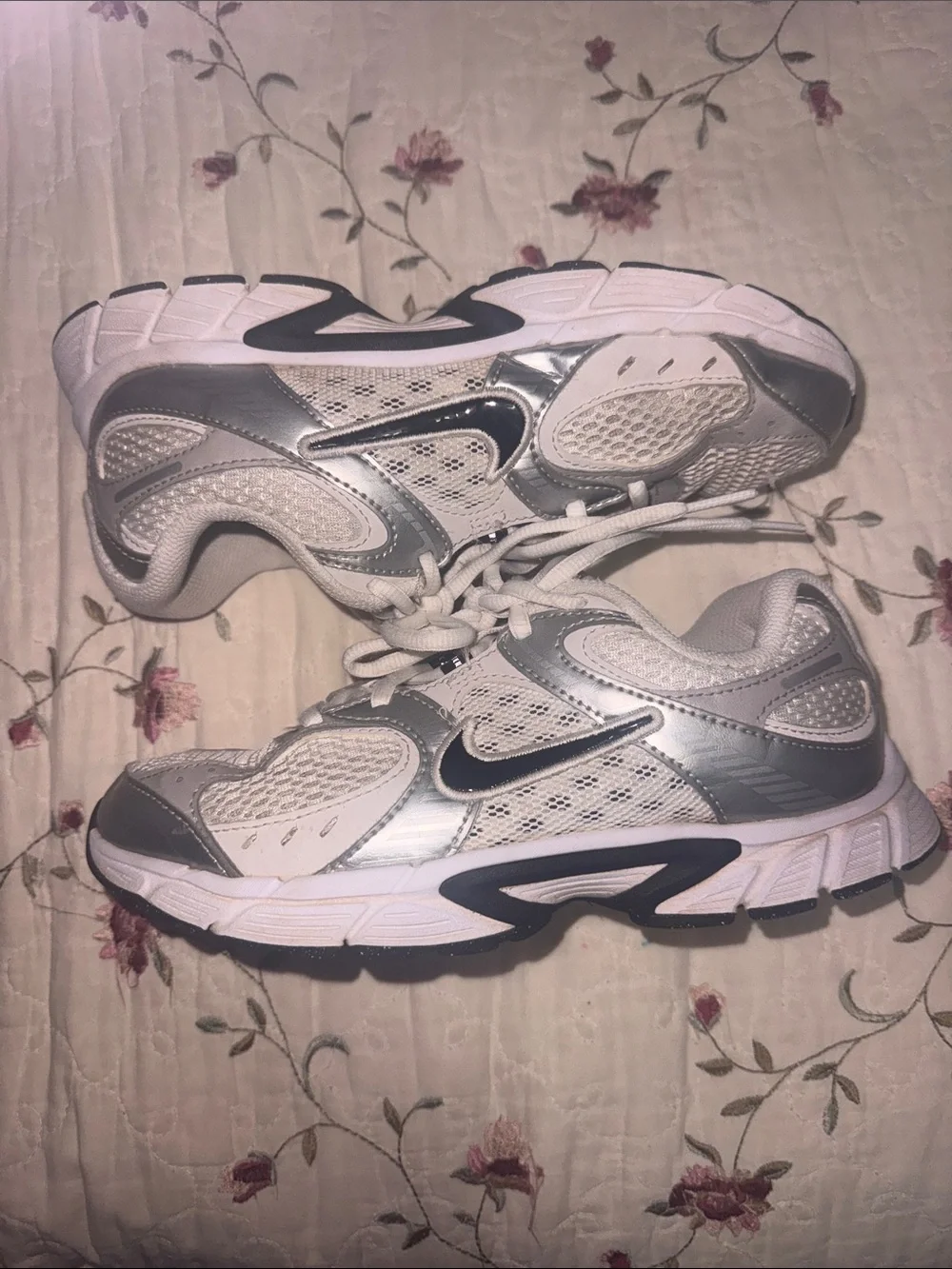 Nike girls’s White and Silver Training Sneakers